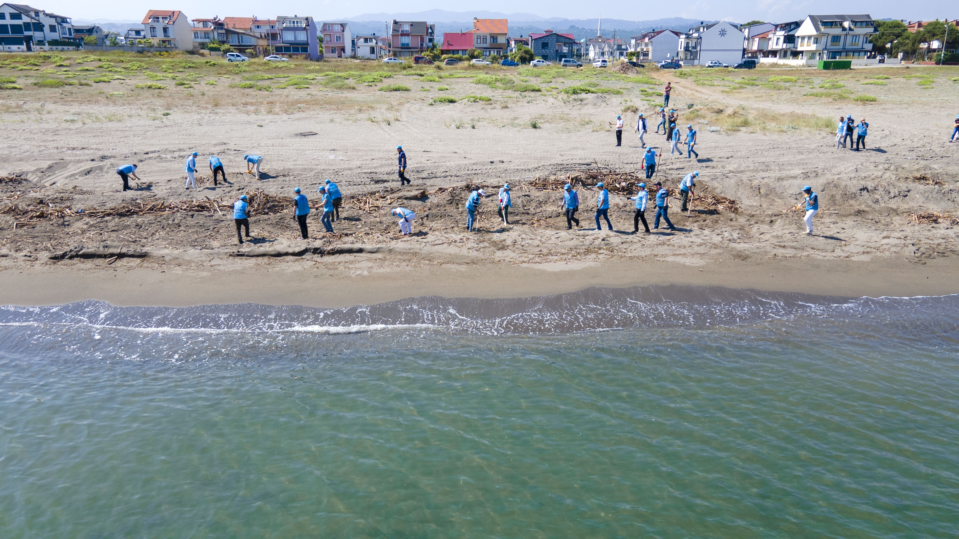 Kocaali'de sağanağın ardından kirlilik oluşan Kocaali sahili temizleniyor.