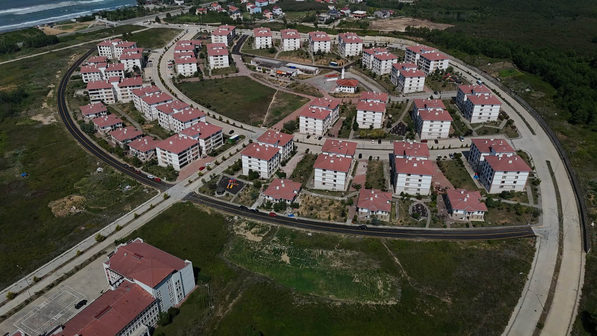 Belediyemiz tarafından altyapı çalışmalarını tamamladığımız kırsal mahallelerimizde, Sakarya Büyükşehir Belediyemizin sıcak asfalt serim ve yol çizği çalışmaları da tamamlandı.